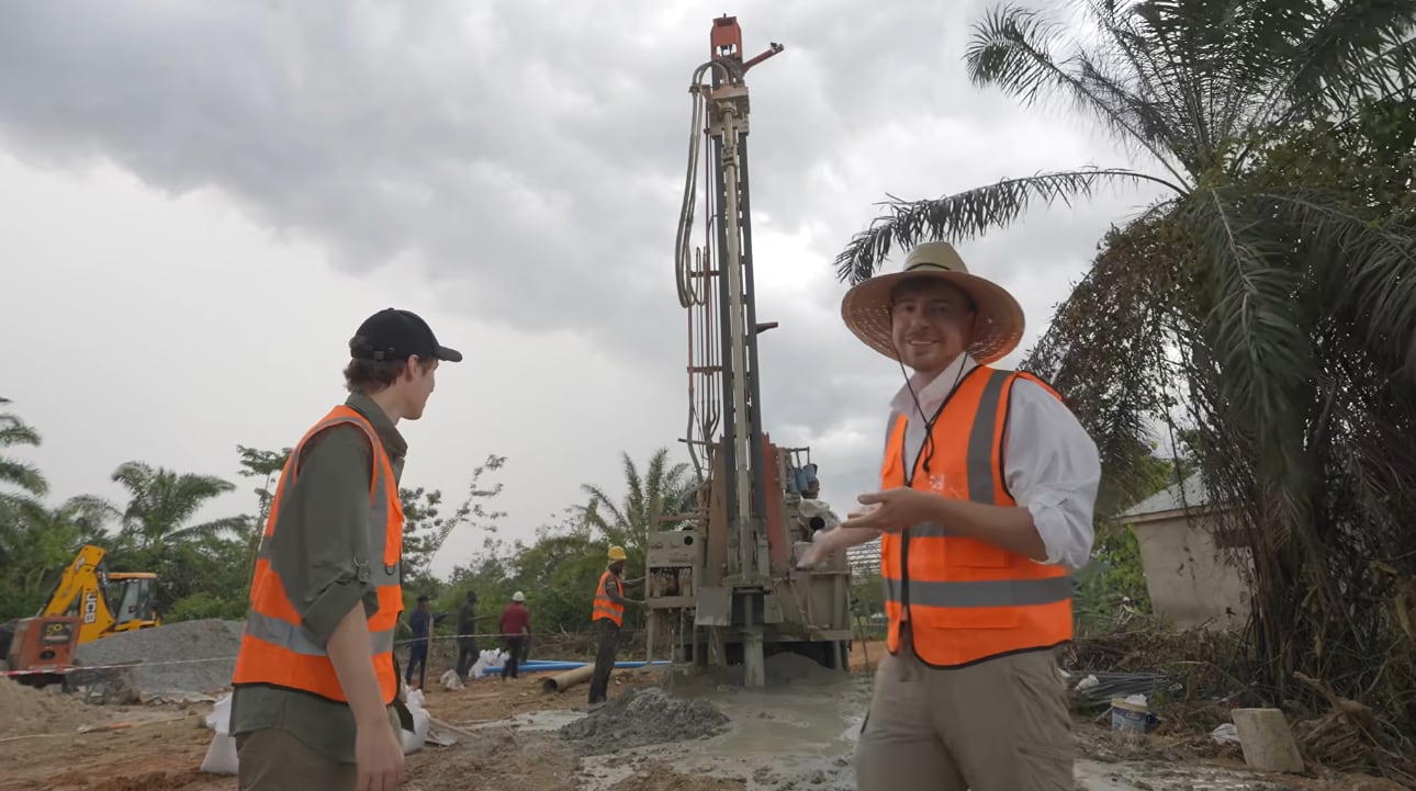 MrBeast hace un pozo para al aldea que construye en Ghana para combatir el trabajo infantil. (YouTube)