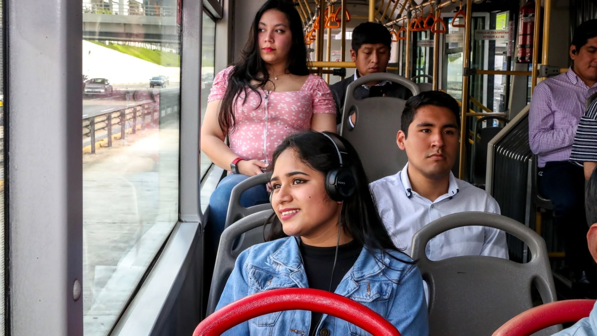 El 78,4% de los pasajeros recurre a audífonos para escuchar música o podcasts durante sus viajes, mientras que el 65,2% opta por revisar sus redes sociales para entretenerse durante el trayecto. Foto: Metropolitano