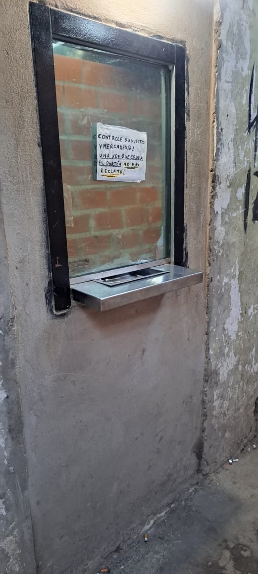 La ventanilla similar a la de los bancos por la cual vendían droga en uno de los búnkers allanados en José C. Paz.