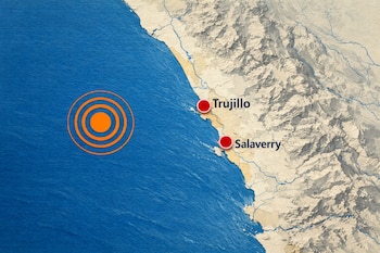 Mapa físico de la costa norte del Perú con Salaverry y Trujillo marcados en rojo. Un símbolo de ondas sísmicas en naranja indica el epicentro en el mar.