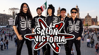 Cinco hombres vestidor con camisas negras estampadas de esqueletos y el logotipo de Salón Victoria en el Zócalo de la Ciudad de México.