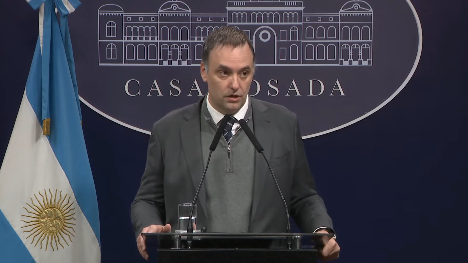 Manuel Adorni durante la conferencia en la que anunció el cierre de Vialidad Nacional