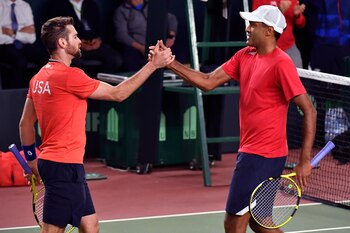 Austin Krajicek y Rajeev Ram de los Estados Unidos celebran su triunfo en el dobles de la ronda de clasificación de la Copa Davis ante Sergey Fomin y Sanjar Fayziev de Uzbekistán el 4 de febrero del 2023. (AP Foto)
