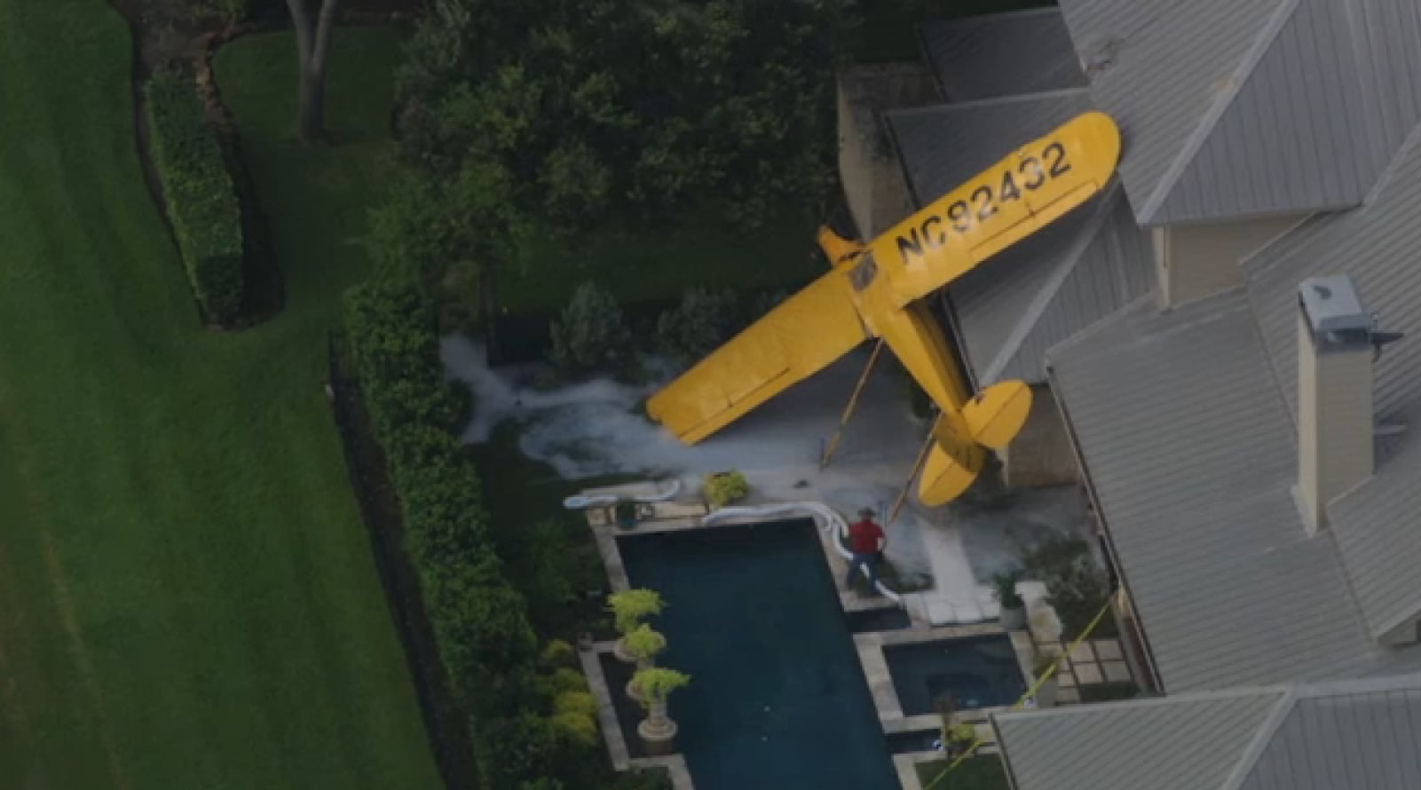 Las autoridades indicaron que el piloto del avión presentaba lesiones leves tras el impacto sobre la vivienda (KHOU 11)