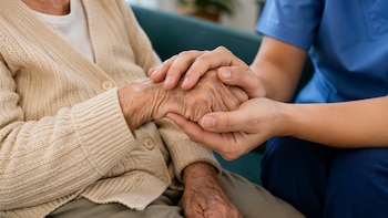 Corte Constitucional fijó condiciones para que las EPS presten el servicio de cuidador: no pueden negarlo solo por tener familiares disponibles