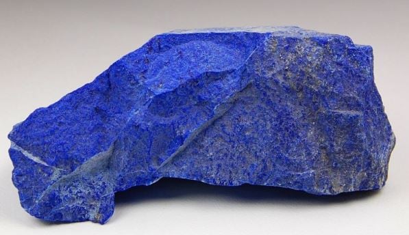 La obtención del azul cerúleo durante siglos dependió de minerales escasos y procesos complejos, limitando su acceso a las élites