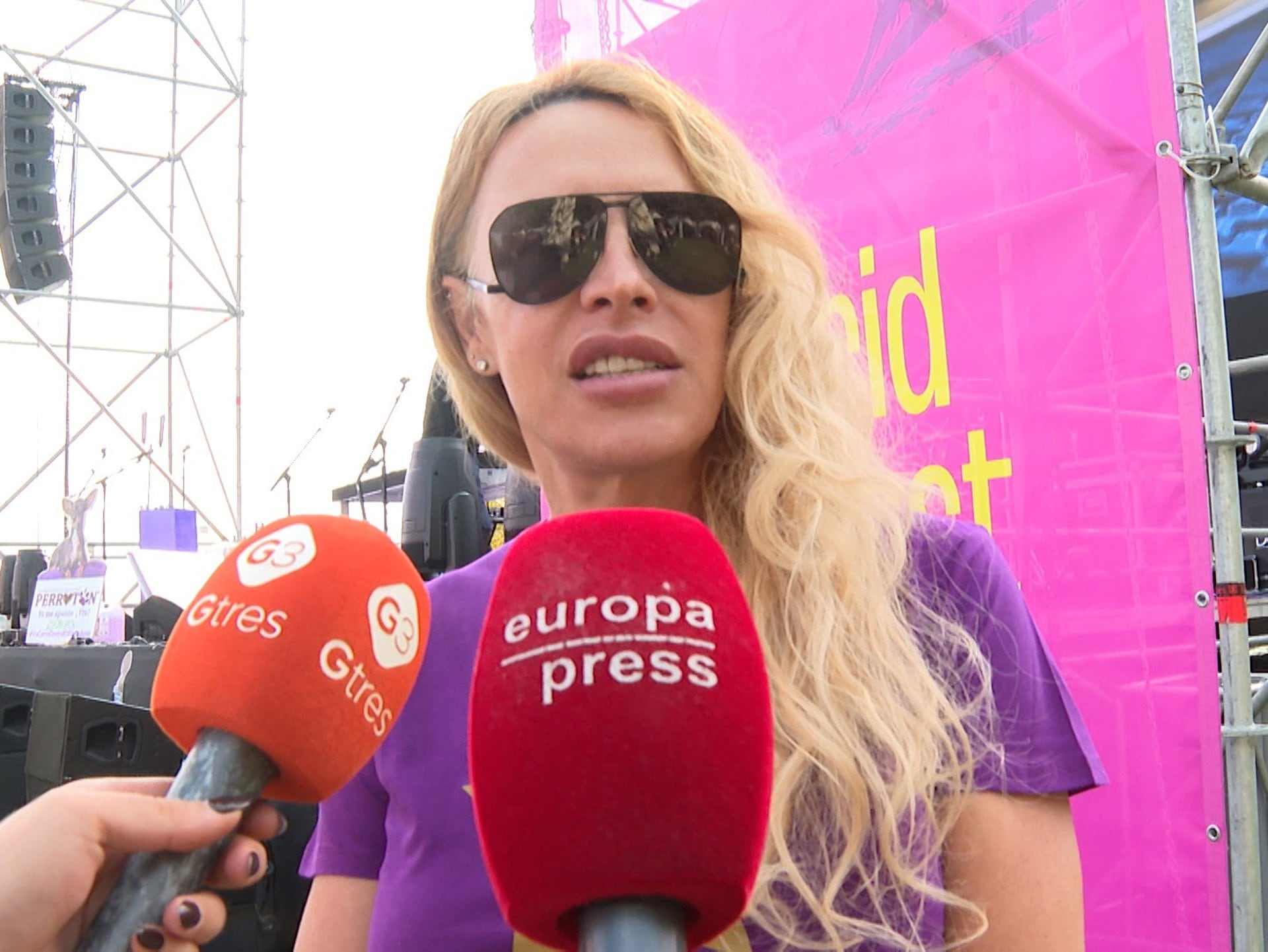 Karla Sofía Gascón hablando con la prensa en la carrera solidaria de Perrotón.Karla Sofía Gascón atraviesa un momento de intensa actividad profesional y así lo ha demostrado durante su asistencia a la carrera solidaria Perrotón, que ha celebrado su 15 aniversario en Madrid. La actriz, que no ha querido perderse esta cita en defensa de los animales, ha atendido a la prensa y ha compartido algunos detalles de sus próximos proyectos, además de pronunciarse sobre el éxito de Los Javis con La bola negra, película con la que espera que consigan numerosos reconocimientos: