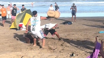 Un vendedor le arroja su