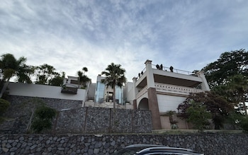 Una de las propiedades allanadas era una mansión con cine privado, jacuzzi, piscina y gimnasio. Créditos: OIJ