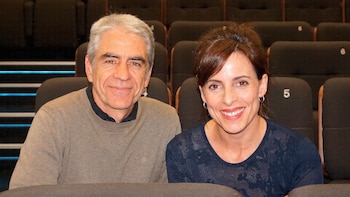 Los directores Cristina Fernández Pintado, Miguel Llorens Cano, directores de 'Cowgirl' en una sala de cine.