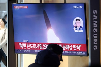 Personas observan una televisión que transmite un informe de noticias sobre el lanzamiento de varios misiles de corto alcance por parte de Corea del Norte, en Seúl (REUTERS/Kim Hong-Ji/Archivo)