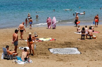 Dos mujeres caminan a lo
