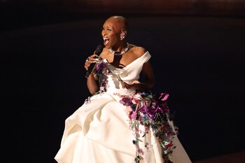 El vestido con detalles florales en tonos violetas y rosas, capturó la esencia la lucha interna del personaje de Cynthia Erivo (REUTERS/Carlos Barria)