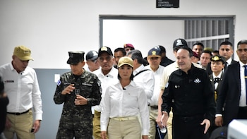 La presidenta de Perú, Keiko Fujimori, recorrió el CECOT para evaluar el sistema carcelario salvadoreño