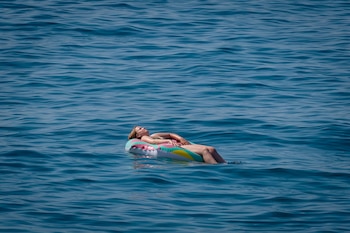 Una bañista se refresca en la playa de Lloret de Mar, en Girona, a 7 de julio de 2026. (EFE/ David Borrat)