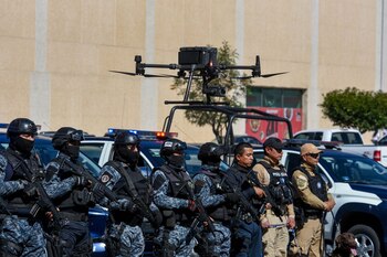 METEPEC, ESTADO DE MÉXICO, 17NOVIEMBRE2023.- 350 elementos de la Policía Municipal de Metepec, 80 policías de la Secretaría de Seguridad del Edomex y Guardia Nacional forman parte del operativo de seguridad “Buen Fin” con el objetivo de resguardar la seguridad en zonas de mayor concurrencia como plazas y centros comerciales, zonas de bancos y micro y mediano comercio, del 16 al 20 de noviembre días en que se lleva a cabo El Buen Fin. FOTO: CRISANTA ESPINOSA AGUILAR /CUARTOSCURO.COM