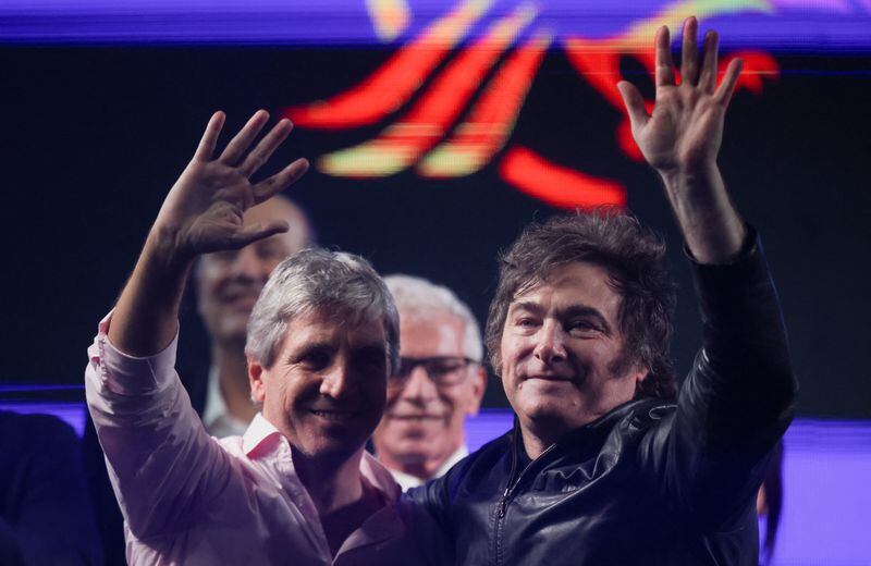 Foto de archivo: el presidente de Argentina, Javier Milei, junto al ministro de Economía, Luis Caputo, saludan a simpatizantes en un acto de campaña en Buenos Aires, Argentina. 14 mayo, 2025. REUTERS/Tomas Cuesta