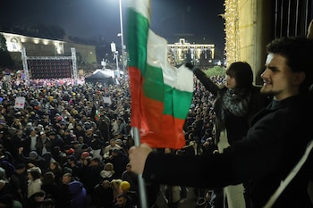 Estudiantes ondean la bandera búlgara