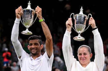 Arévalo y Ostapenko vencieron a Storm Hunter y Marc Polmans por 4-6, 7-5 y 6-2 en la Cancha Central de Wimbledon 2026 después de remontar el primer set. (Kirill KUDRYAVTSEV / AFP) /