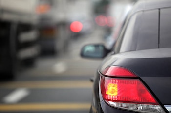 Un mantenimiento adecuado y revisiones periódicas son claves para evitar emergencias al volante