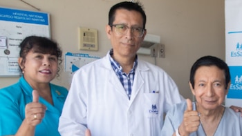 Actualmente, el paciente Víctor Durán se encuentra en rehabilitación, camina y tolera la ingesta de alimentos - Créditos: Essalud.