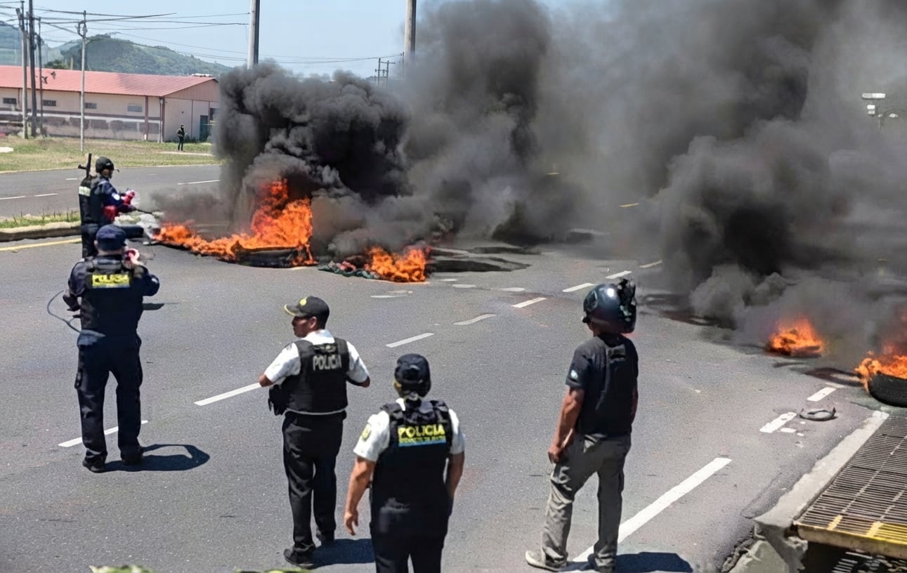 Las protestas en Palín y San Vicente Pacaya por el incremento a los combustibles derivaron en disturbios, bombas lacrimógenas, capturas y daños a viviendas y comercios. (Redes Sociales)