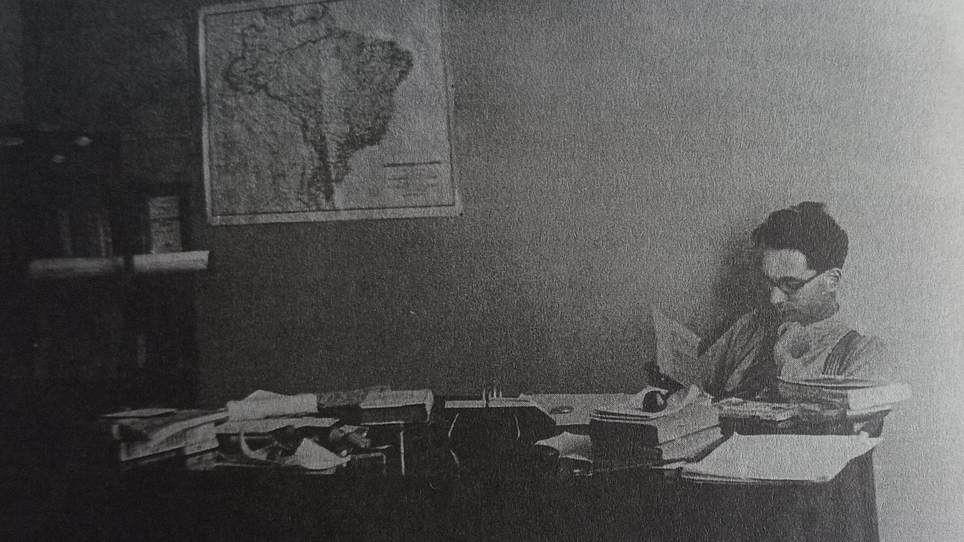 Claude Lévi-Strauss en su oficina de San Pablo, entre 1935 y 1936 (Crédito: Fondo de Cultura Económica)
