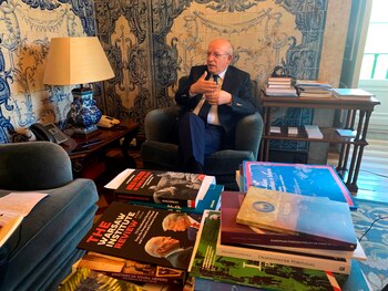 El ministro de Asuntos Exteriores de Portugal, Augusto Santos Silva, este lunes en Lisboa durante una entrevista con la Agencia EFE, en la que no ha descartado por completo una línea de alta velocidad entre Madrid y Lisboa, pero admite que no está entre las prioridades actuales, y ha advertido de que las conexiones ibéricas deben tener en cuenta los intereses de España y Portugal. EFE/ Andrea Caballero