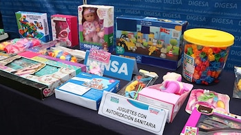Comprar juguetes en establecimientos formales y verificar que tengan autorización sanitaria para su comercialización en Perú. Minsa