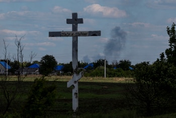 El humo se eleva tras un ataque militar ruso en la localidad de Lyman (REUTERS/Sofiia Gatilova)