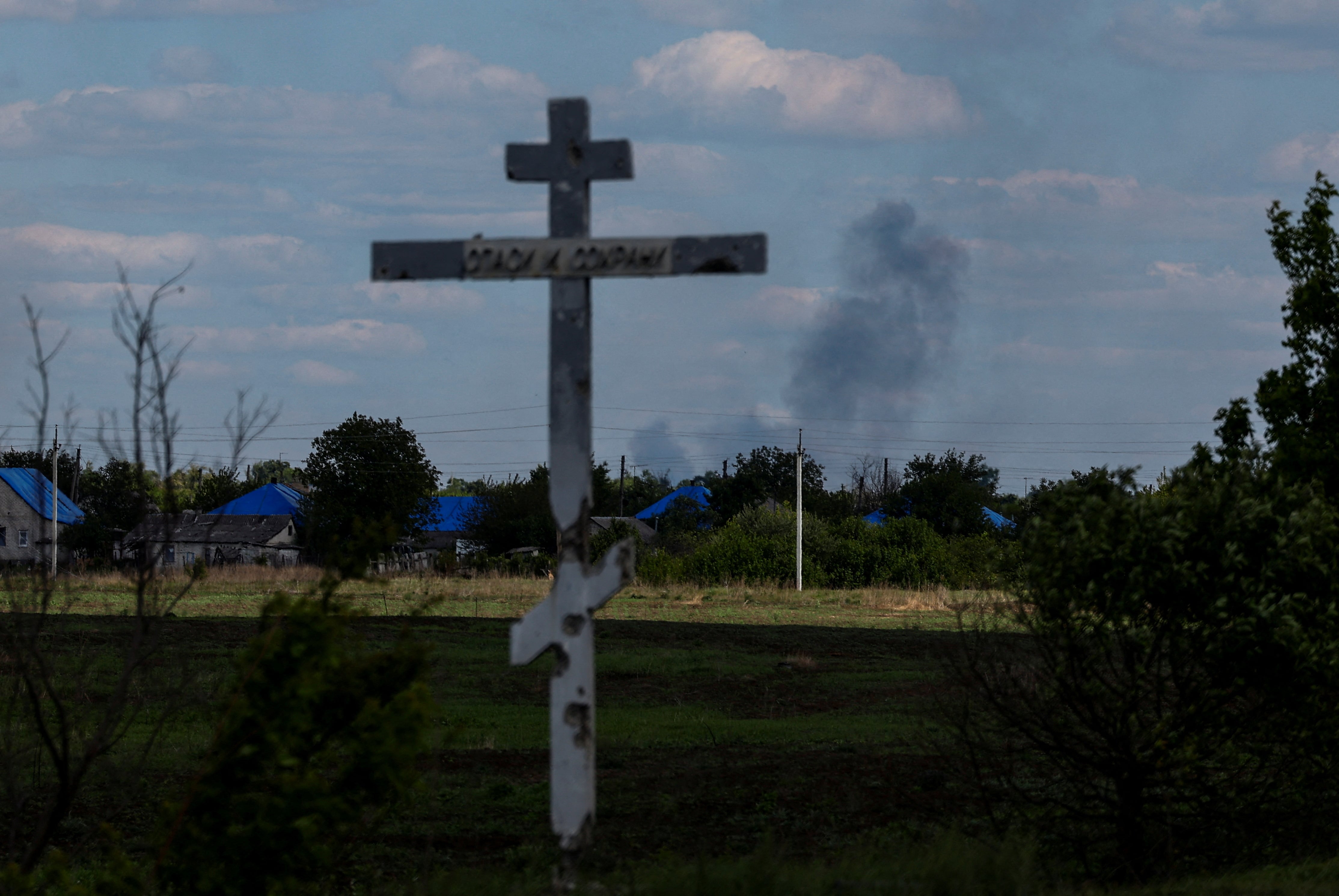 El humo se eleva tras un ataque militar ruso en la localidad de Lyman (REUTERS/Sofiia Gatilova)