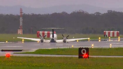 Un avión con tres personas a bordo aterrizó sin tren de aterrizaje en un aeropuerto australiano 