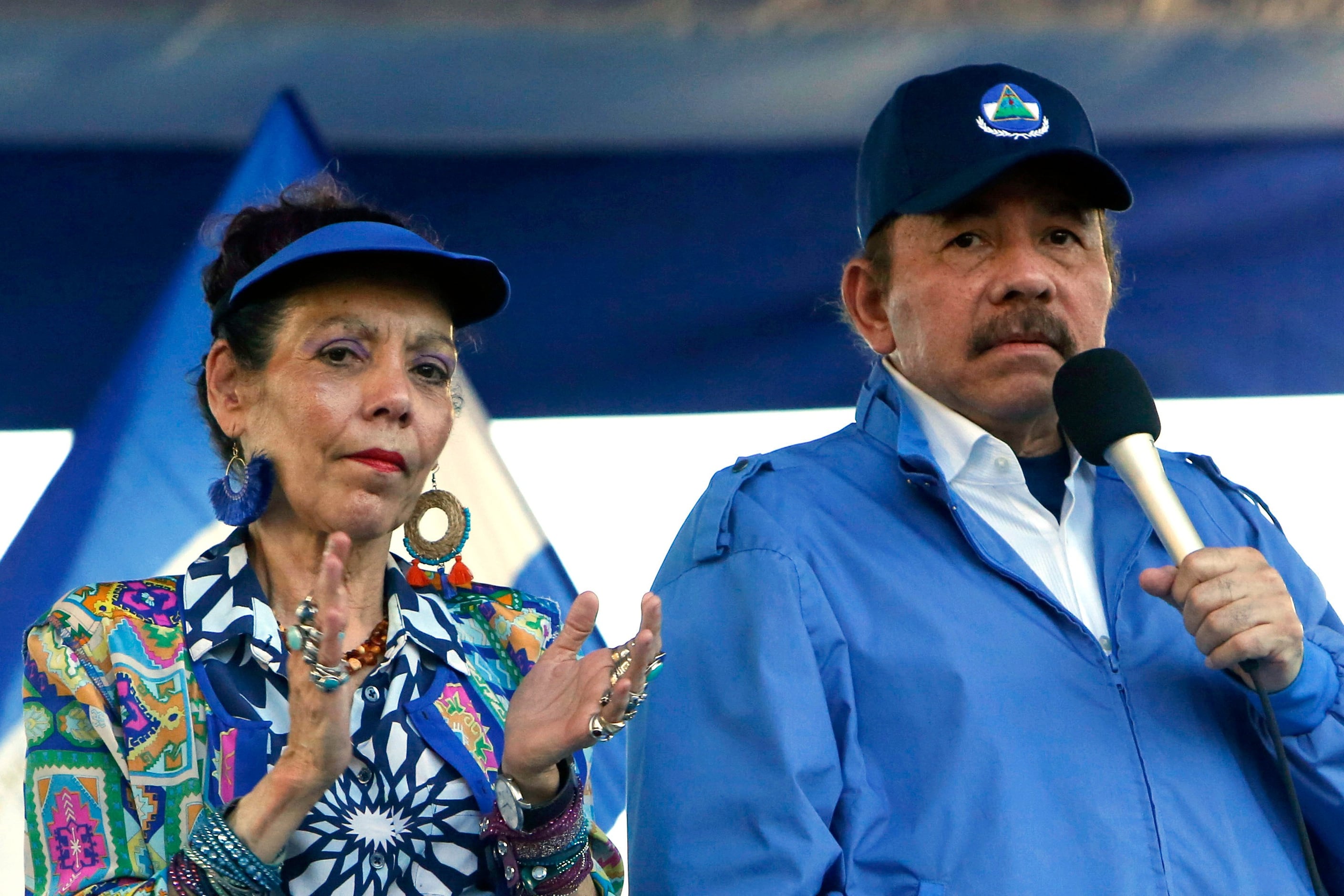 ARCHIVO - Daniel Ortega y Rosario Murillo lideran una marcha en Managua, Nicaragua, el 5 de septiembre de 2018 (AP Foto/Alfredo Zuniga, Archivo)