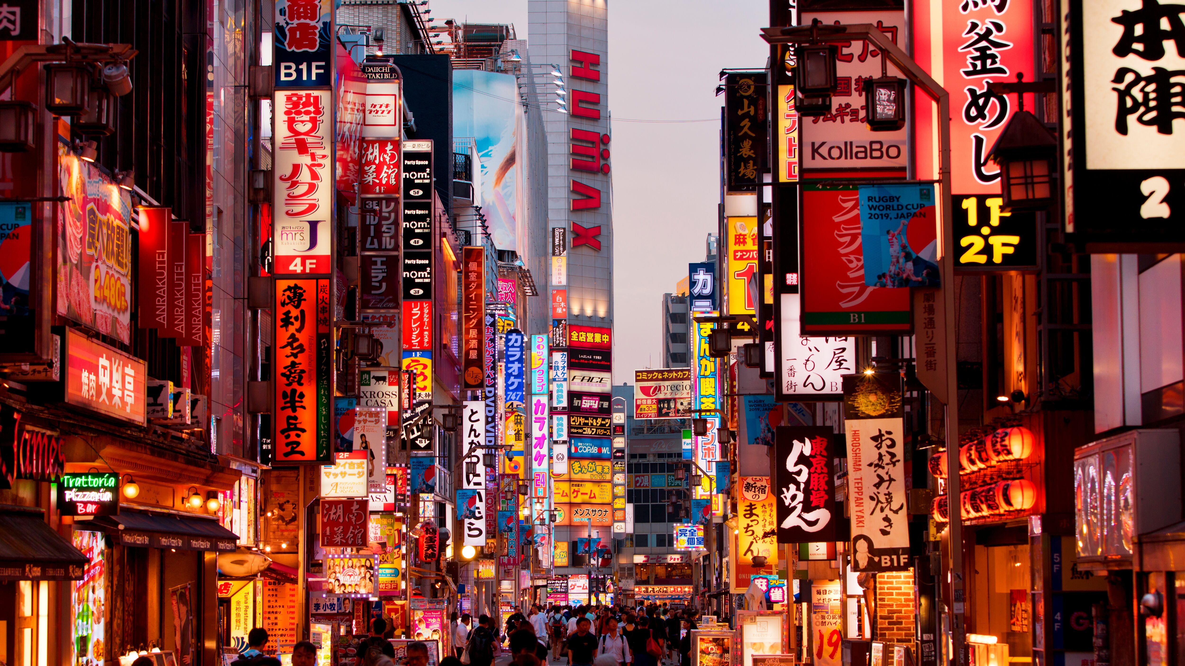 Las autopistas de Tokio exhiben carteles de servicios funerarios económicos ante la crisis del sistema mortuorio tradicional - (Adobe Stock).