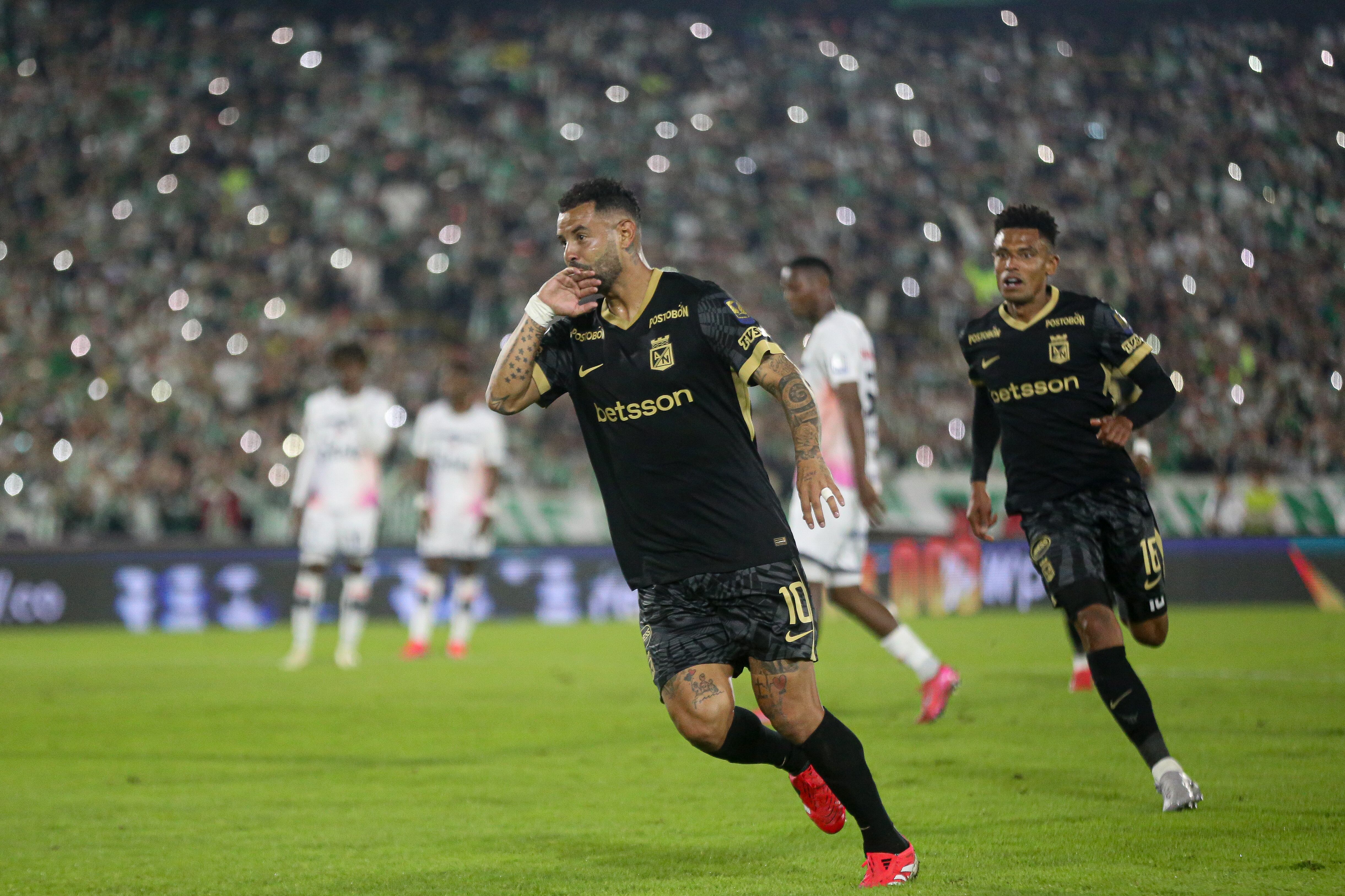 En una de las cuatro visitas de Atlético Nacional a El Campín en 2025, goleó a Fortaleza por 5-1 - crédito Colprensa