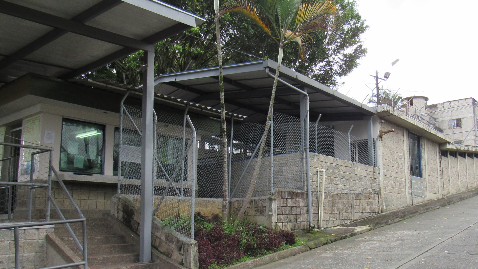 Las construcciones incluyeron pisos de marmol y duchas personalizadas - crédito Inpec