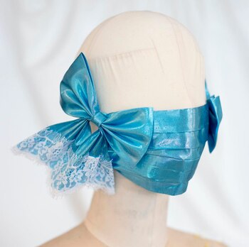 Máscara de lamé azul con