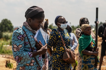 Monjas católicas del orfanato donde residía Vanisa Anifa, una niña huérfana de 6 meses que falleció a causa del ébola, asisten a su funeral en Bunia, República Democrática del Congo, el viernes 19 de junio de 2026. (Foto AP/Moses Sawasawa)