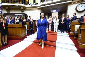 Patricia Quinto destacó que el corte del vestido marcó sutilmente la cintura y proyectó estructura durante la juramentación. Congreso de la República.