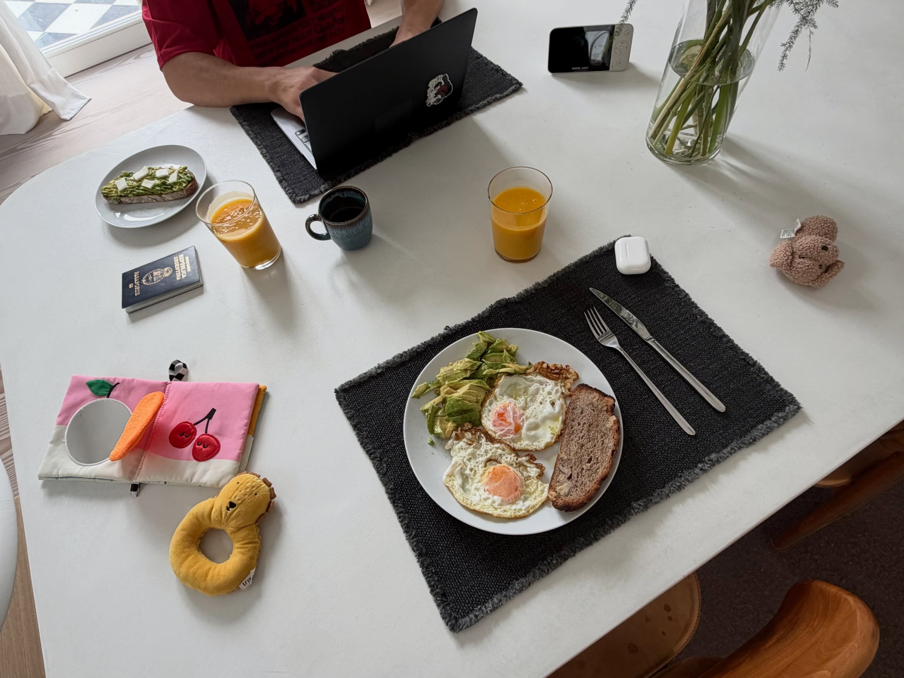 El desayuno dejó a la vista la convivencia entre trabajo, crianza y vida cotidiana, con objetos del mundo adulto e infantil sobre la mesa