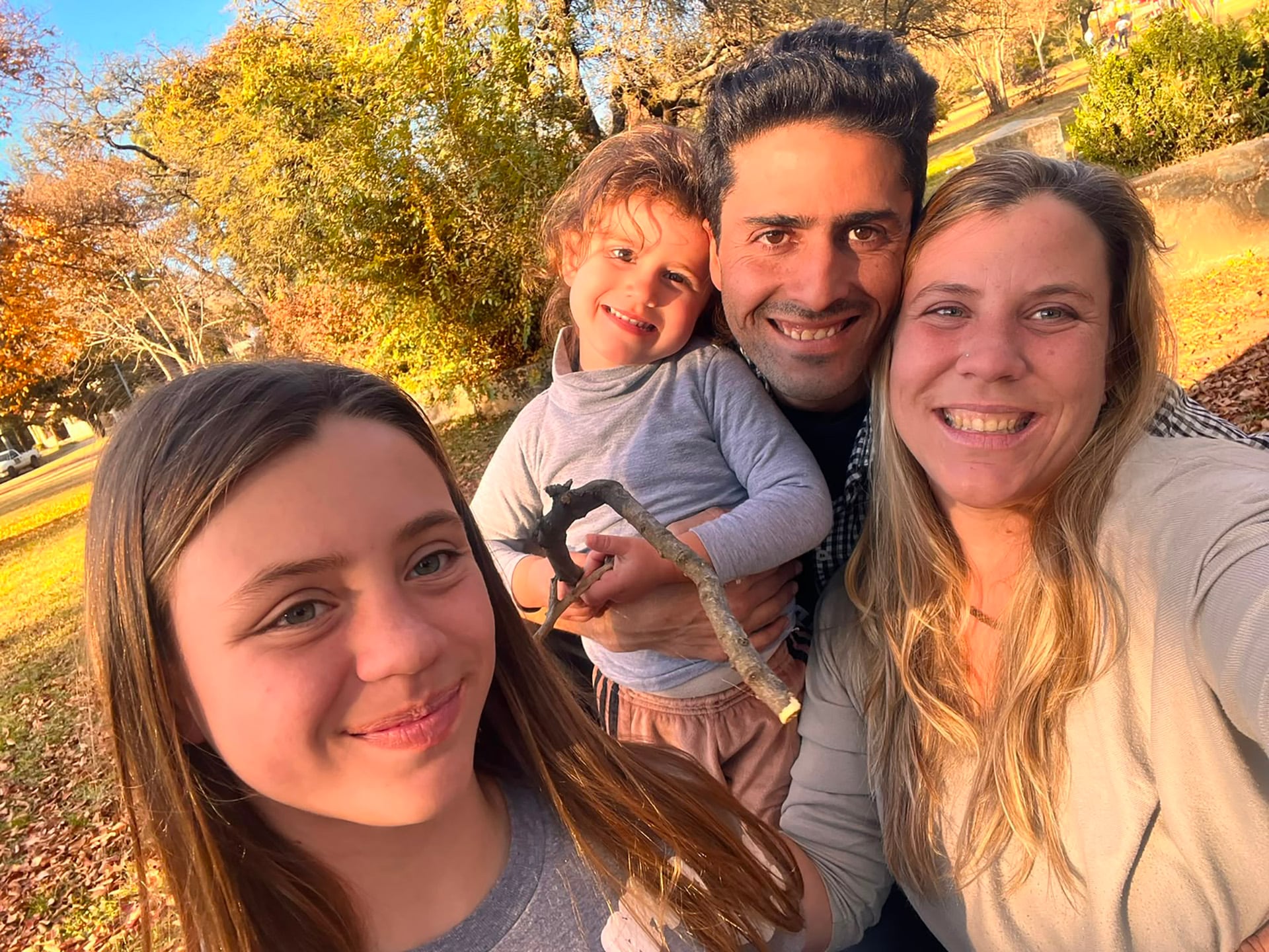 Franca Pucheta junto a su marido y sus dos hijas