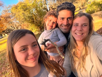Compraron un colectivo en un desarmadero, lo trasladaron a un terreno en las sierras de Córdoba y, con sus propias manos, lo transformaron en hogar.