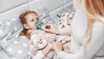 El inhalador no basta para controlar el asma infantil, según expertos: “El uso exclusivo se asocia a un mayor riesgo y a una peor evolución”