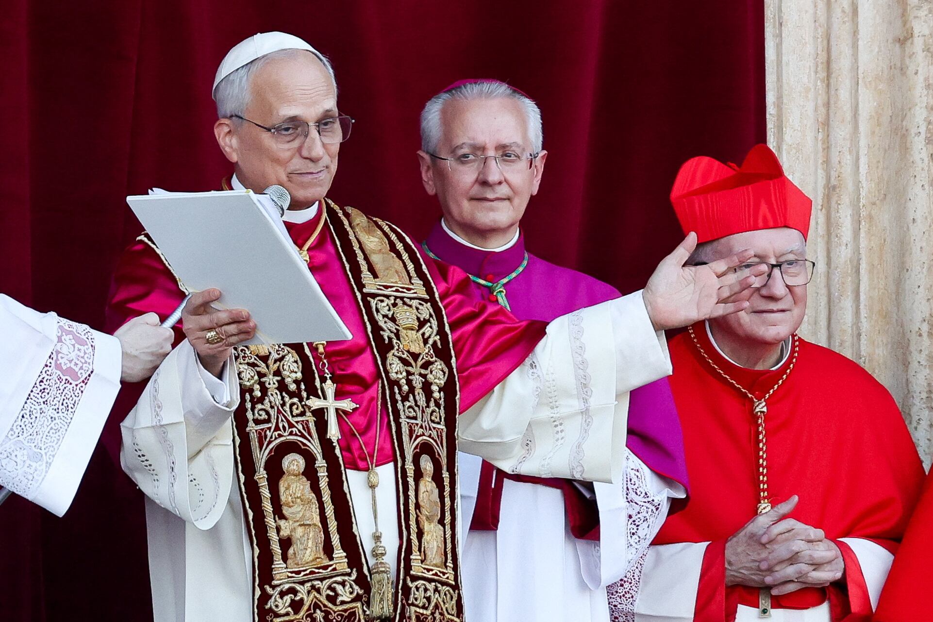 El recién elegido Papa León XIV, el cardenal Robert Prevost de Estados Unidos, pronuncia el mensaje