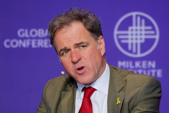 Niall Ferguson durante una conferencia en Beverly Hills, California en 2025 REUTERS/Mike Blake