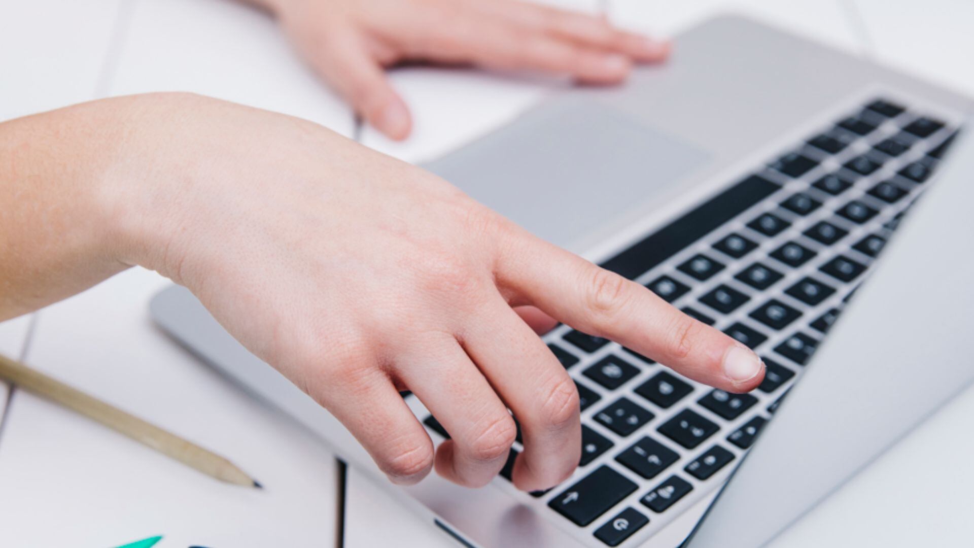 Las clases se dictan por Zoom, lo que permite la participación de personas desde cualquier parte del país - Créditos: Freepik.