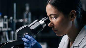 Reino Unido creará un laboratorio de bioseguridad con IA financiado con OpenAI y Anthropic