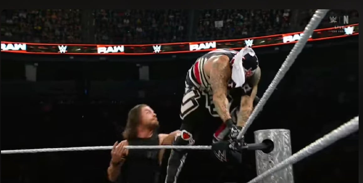 JD McDonagh golpeó a Penta, quien estaba a punto de vencer a Dominik Mysterio. (YouTube / WWE)