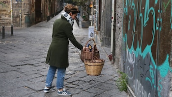 Una mujer coloca comida en
