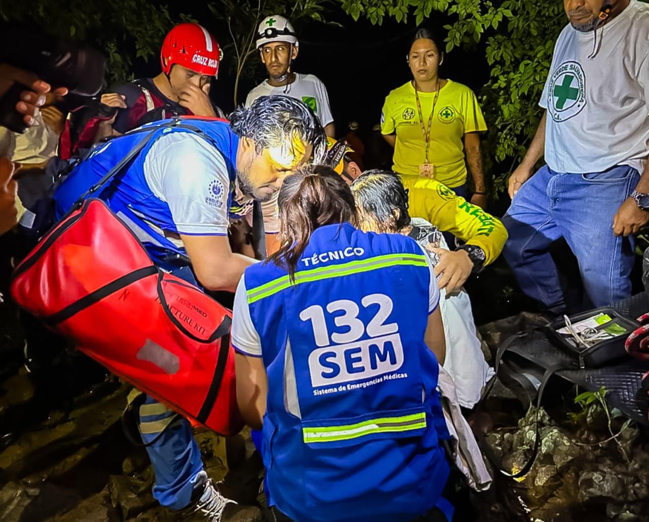 Efectivos de Bomberos de El Salvador y Protección Civil realizaron las maniobras directas para extraer a la mujer del cauce.(Cortesía: Secretaría de Prensa)